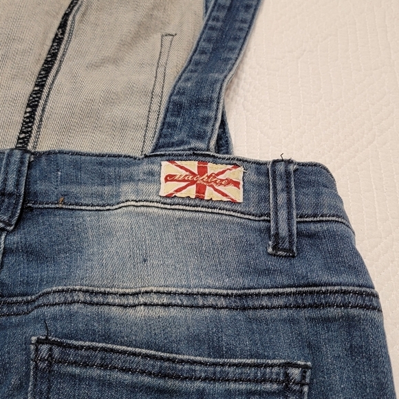 Machine size small distressed overalls. 29" inseam. Like new pre-owned condition - Picture 6 of 13